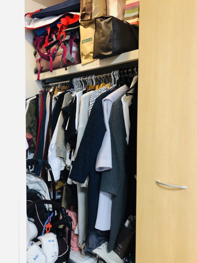 服とバッグがぎっしり詰まった、2019年当時のウォーキングクローゼット