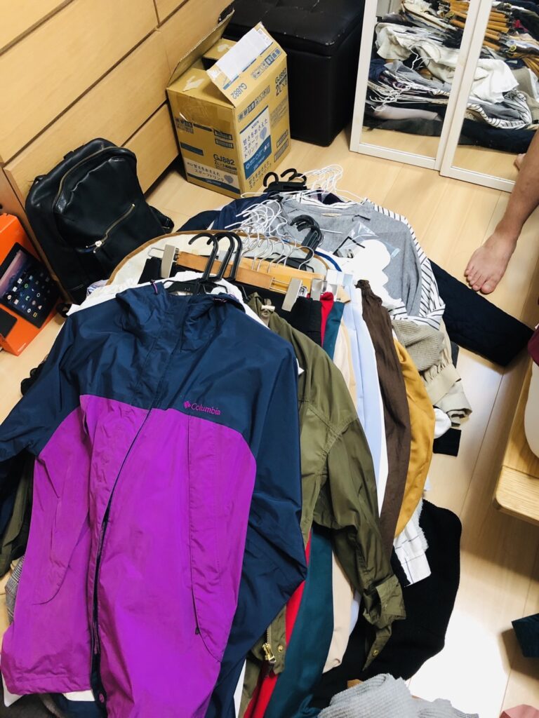 断捨離祭り当日にクローゼットから取り出した服の山。2019年の汚部屋脱出作戦