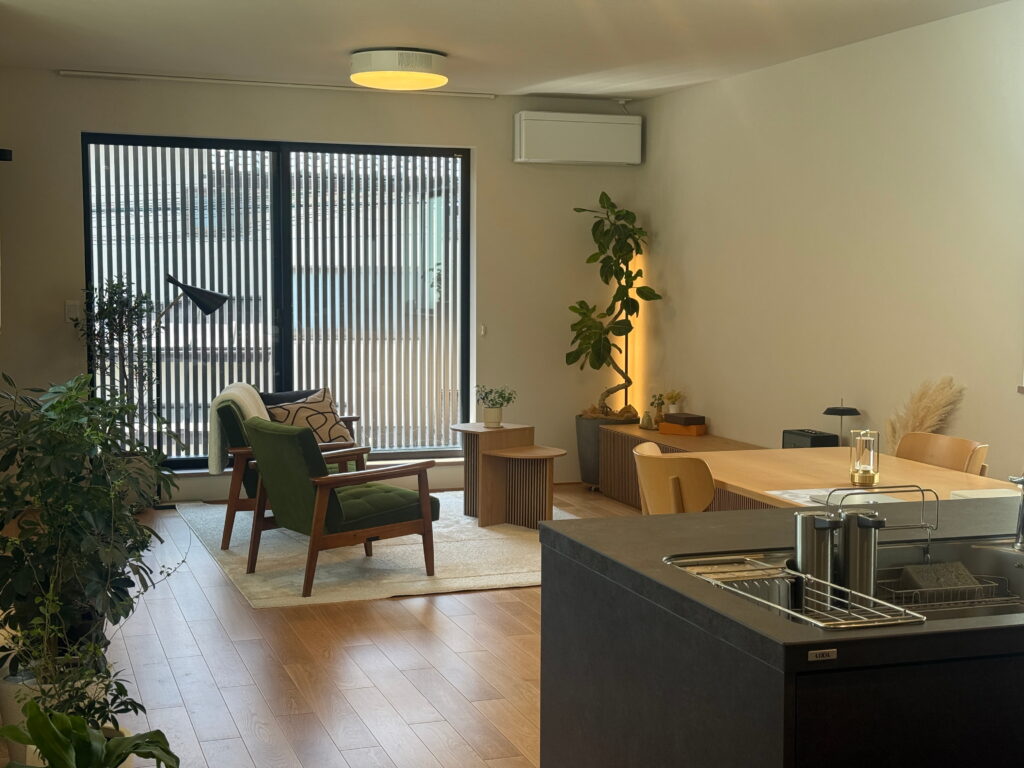 テレビのない20帖LDK。すっきりとしたインテリア