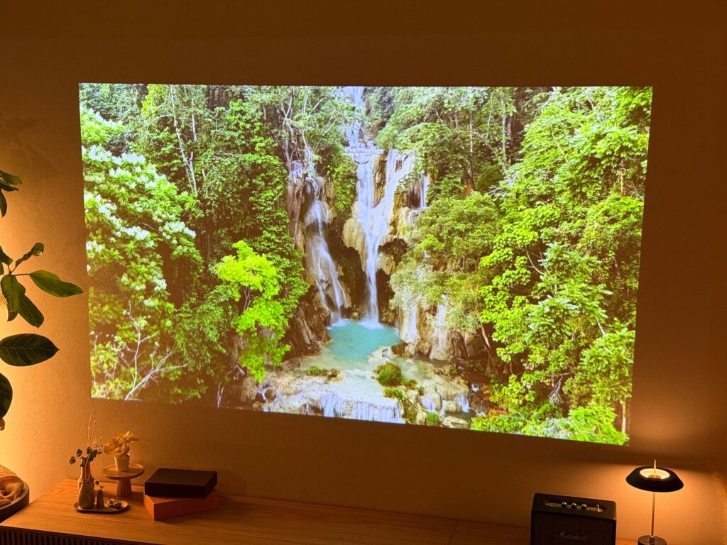 Aladdin X2 Plusで壁に映像を投影している夜のLDK