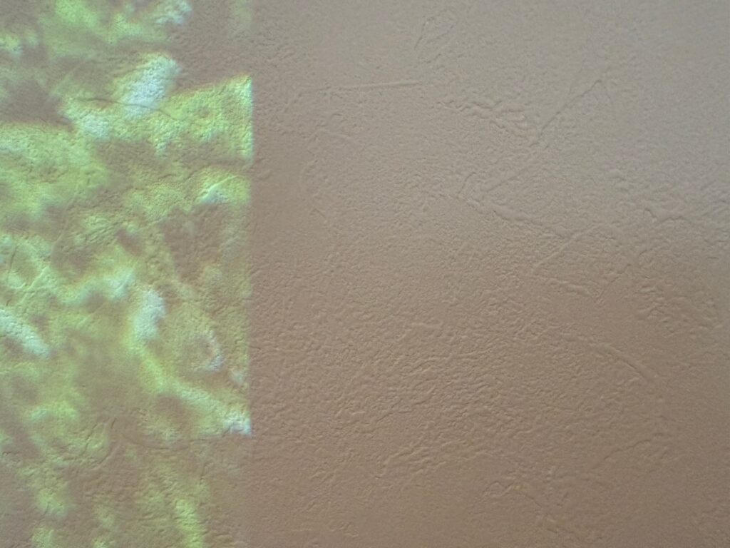 Aladdin X2 Plusの投影面となる白いクロスの壁