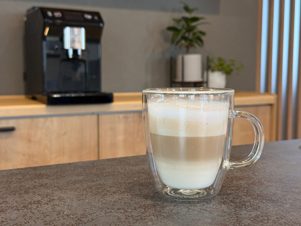 デロンギ エレッタ エクスプロアで作ったカプチーノ。朝の1杯