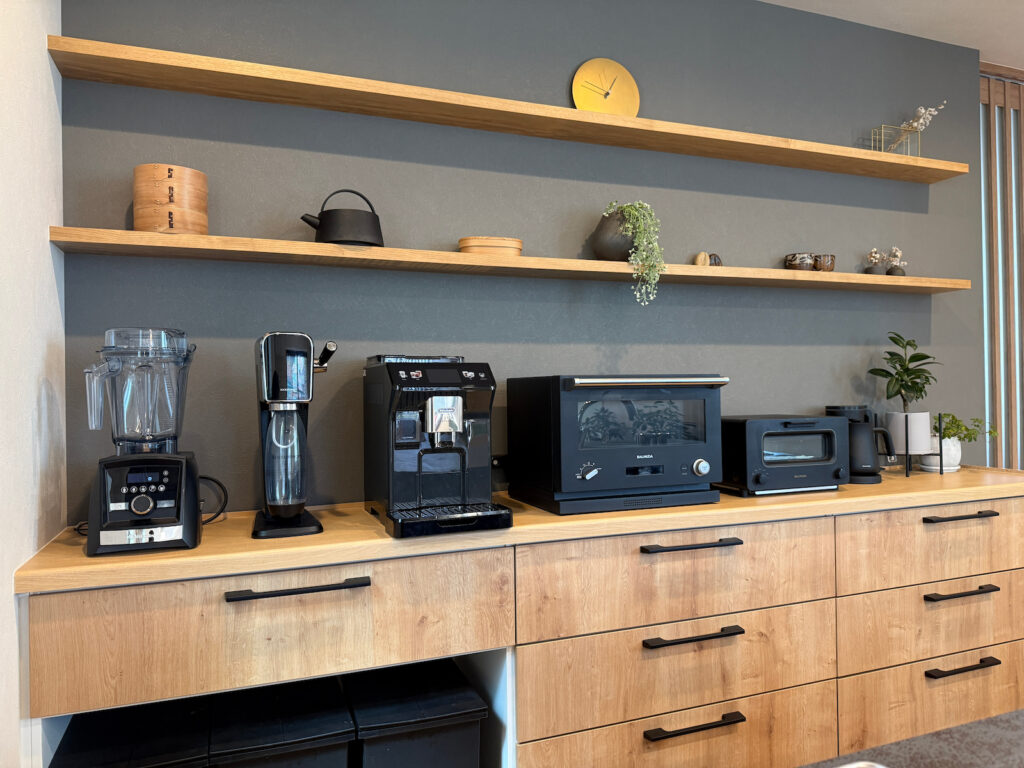 キッチンカウンターにデロンギ エレッタ エクスプロアが置かれた様子。インテリアとして馴染んでいる