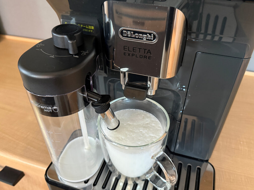 デロンギ エレッタ エクスプロアでミルクをスチームしている様子