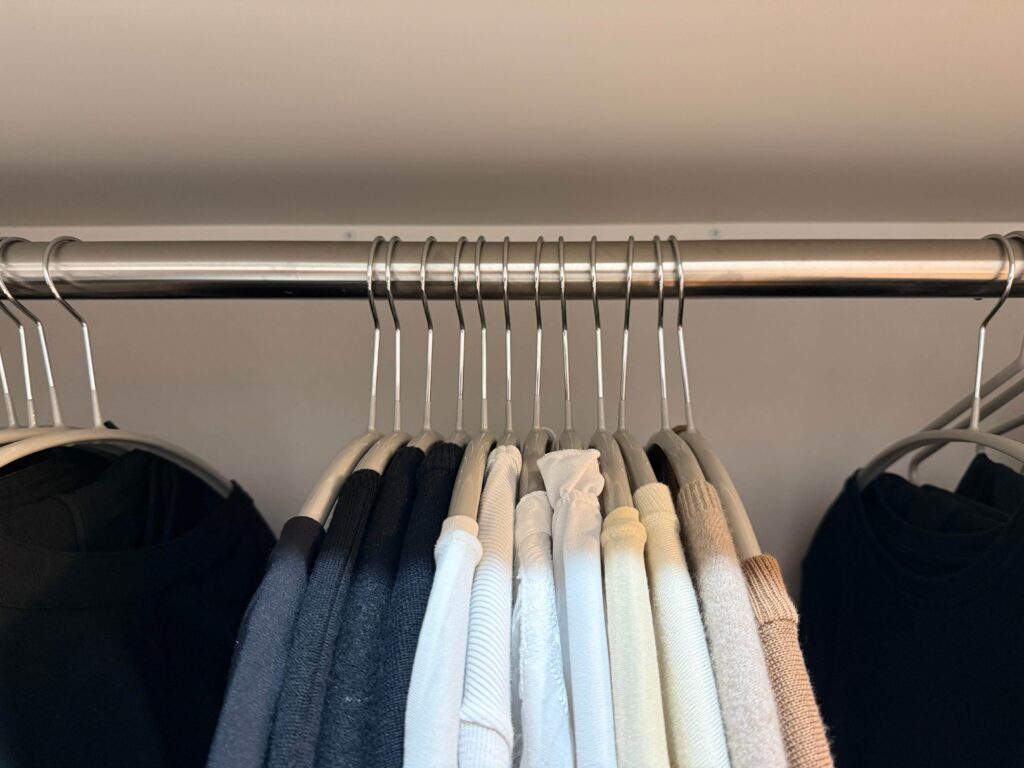 KEYUCAハンガーに服をかけた状態 スリムで省スペース