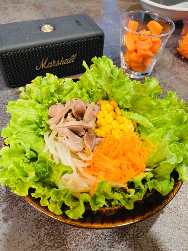 Marshall Embertonを室内の宅飲みシーンで使用している様子。サラダとともに