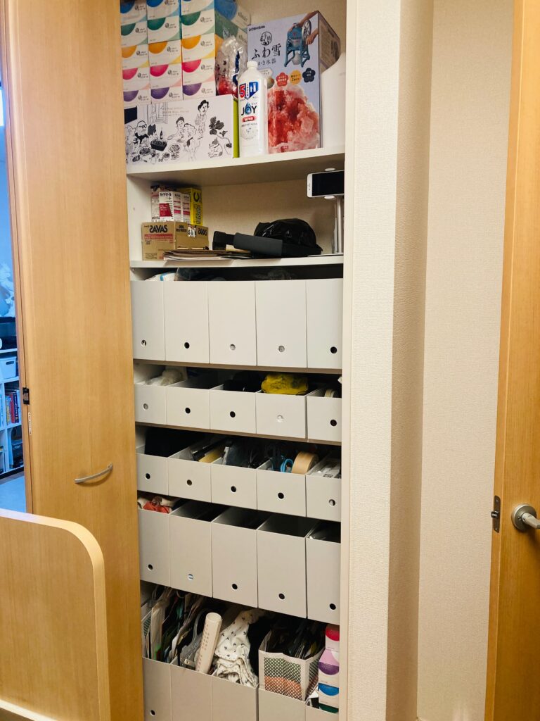 賃貸時代のリビングのクローゼットで無印良品ファイルボックスを使用している様子