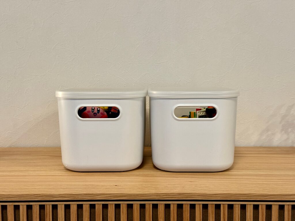 無印良品やわらかポリエチレンケースに子どものおもちゃを収納している様子。