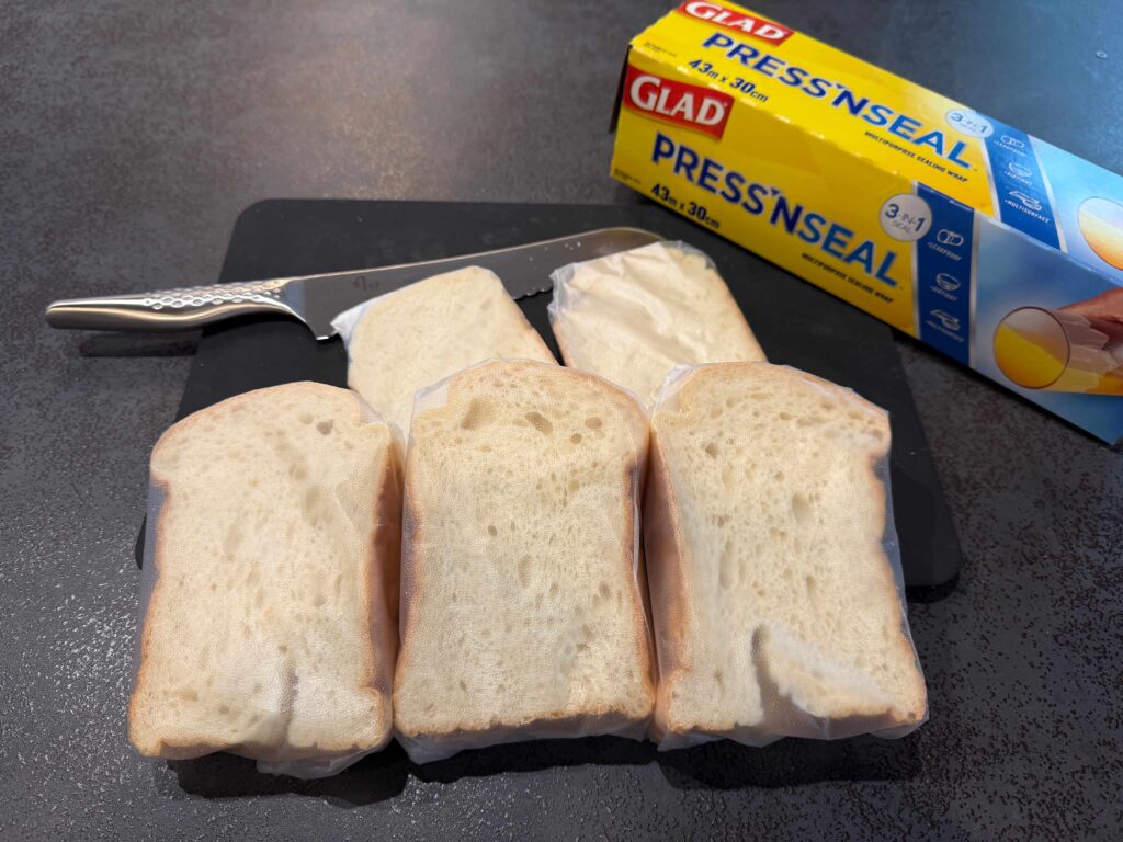 両側はカットして食パンを厚切り3枚にして冷凍ストック。