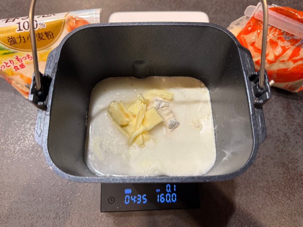ホームベーカリーにすべての材料を入れ終わった