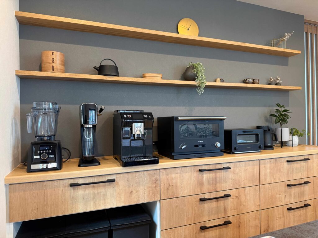 Vitamix A3500i キッチンカップボードに設置した様子