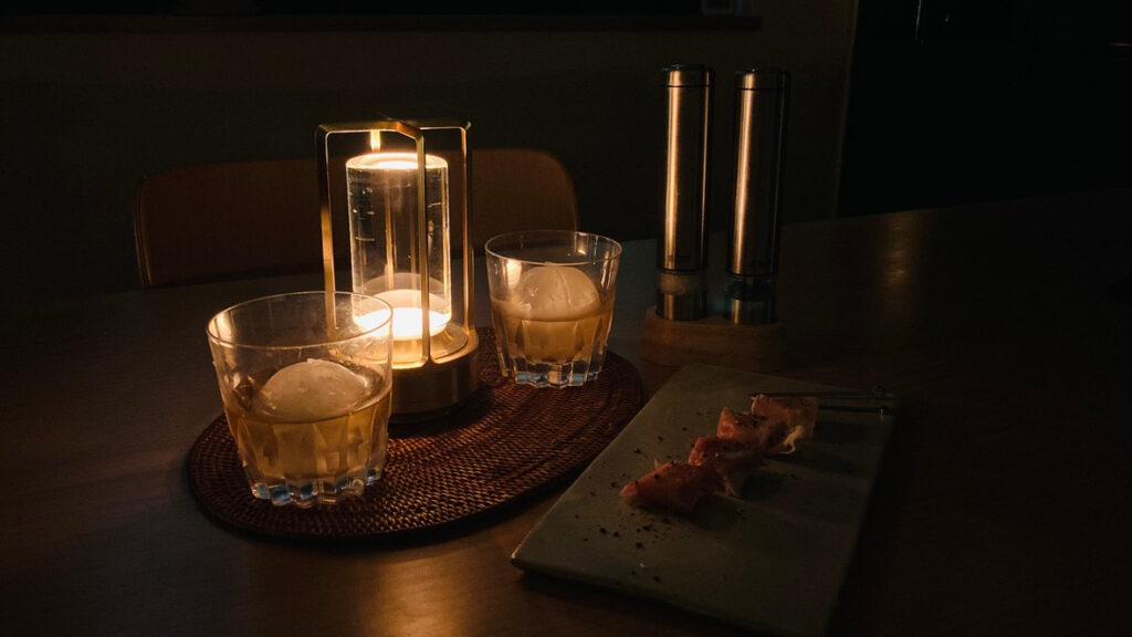 ambientec TURN+ ブラス ダイニングテーブルでの使用シーン。しっぽり飲む時に最適。