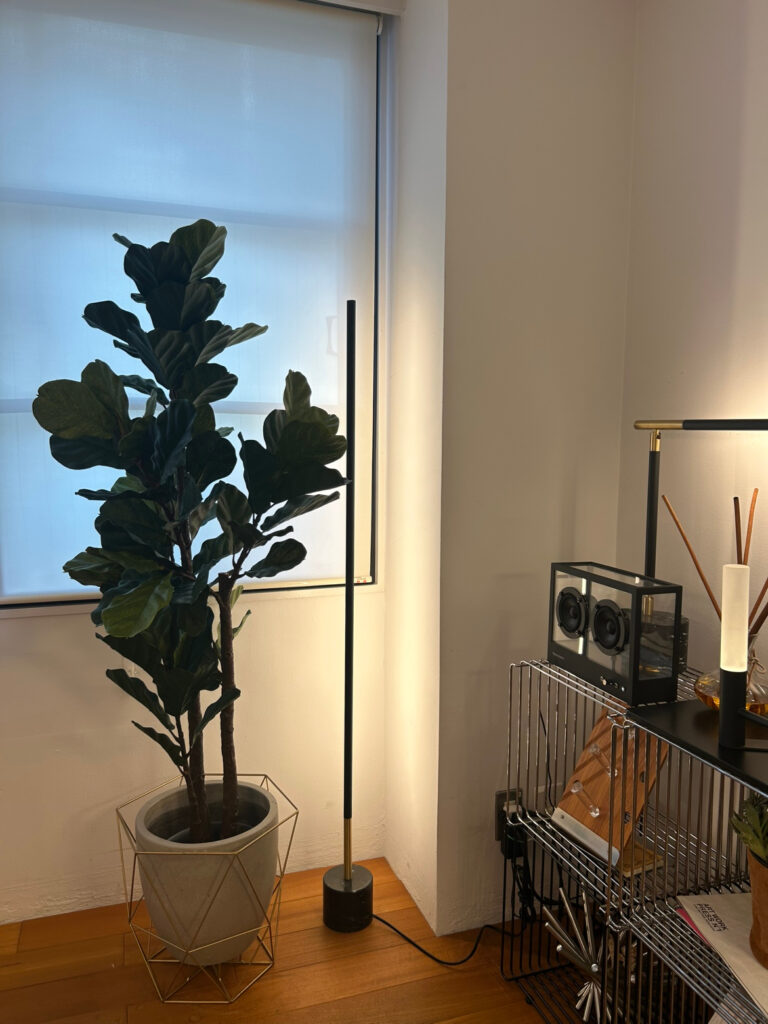 ARTWORKSTUDIOのVision LED-floor lamp（L）ショールームでの展示