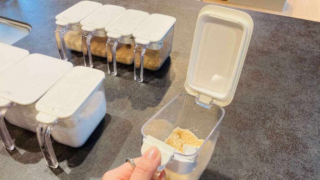 マーナ調味料ポットのフタが奥に開いた状態