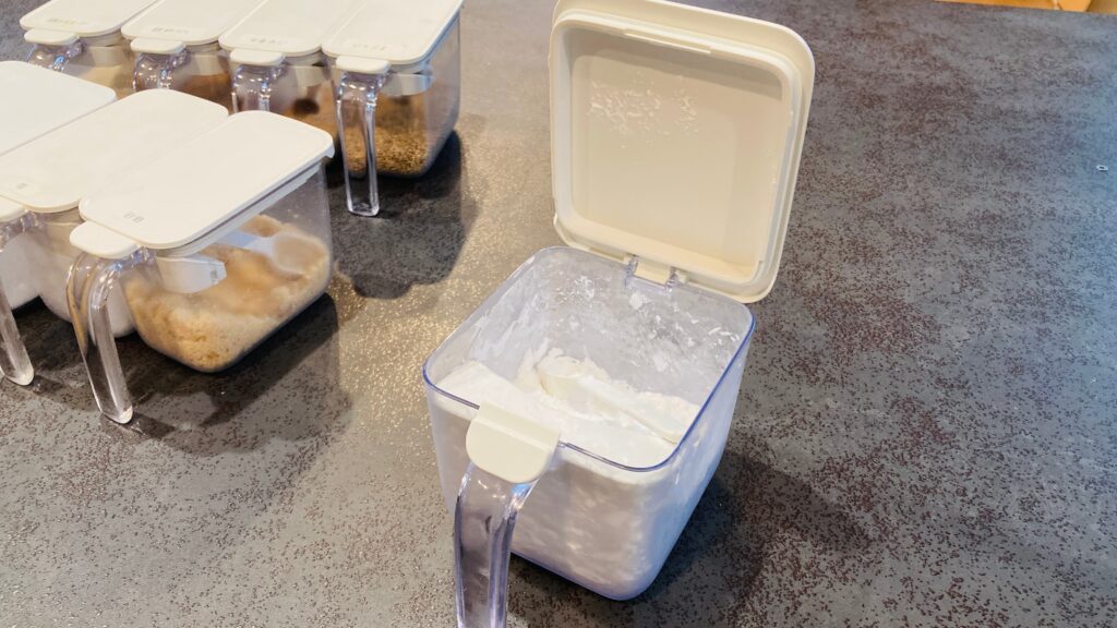 マーナ調味料ポットワイドに片栗粉を入れた様子