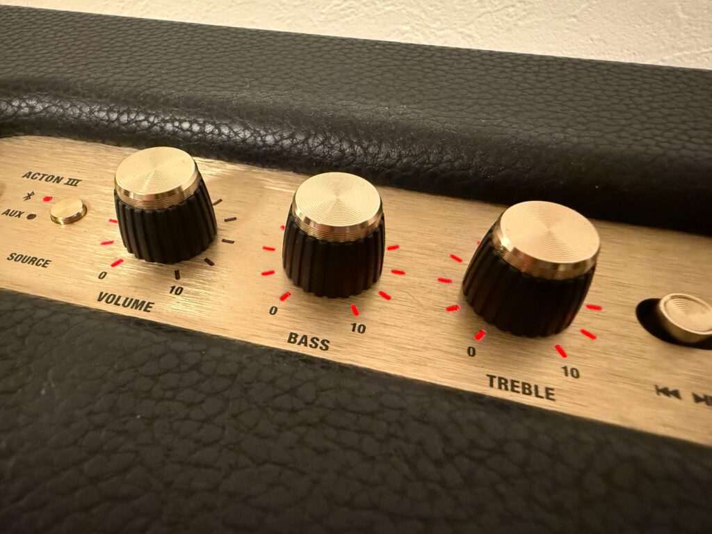 Marshall Acton IIIのBass・Trebleつまみ