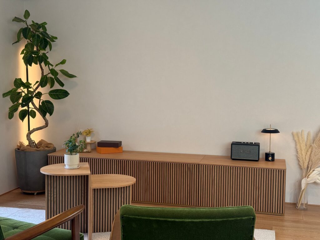 ローボードの上にMarshall Acton IIIと真鍮ランプを置いたリビングインテリア