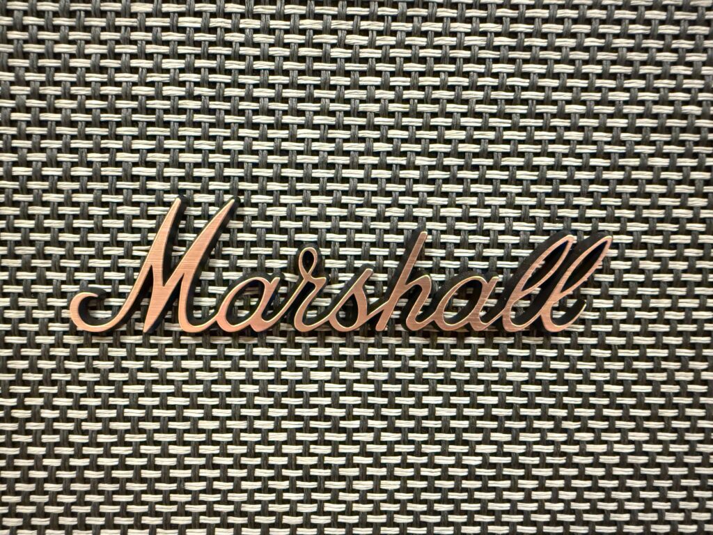 Marshall Acton IIIのゴールドロゴのアップ