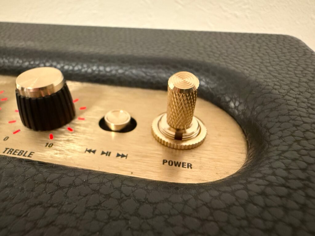 Marshall Acton IIIのトグルスイッチ