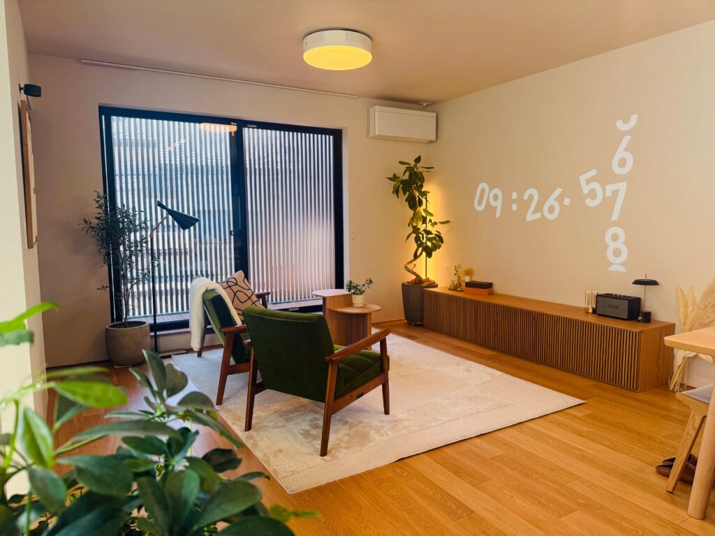Marshall Acton IIIと真鍮ランプが並ぶローボード。観葉植物とドライフラワーを添えた現在のリビング