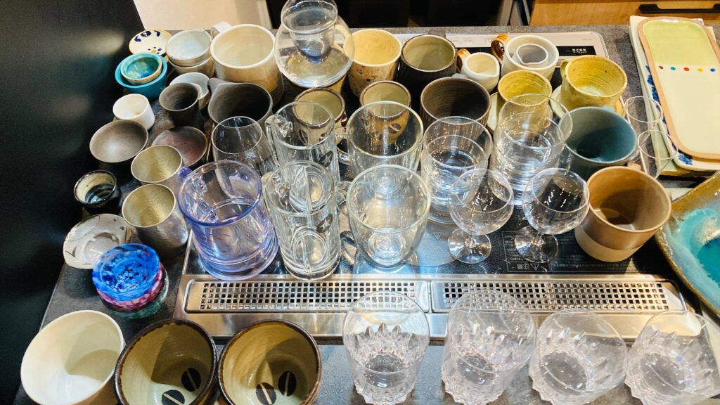 大量のマグカップ グラス おちょこ お気に入りの器