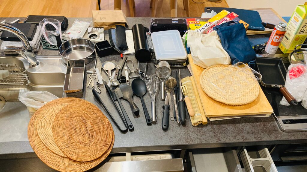 大量のキッチングッズ 今の暮らしに必要な道具