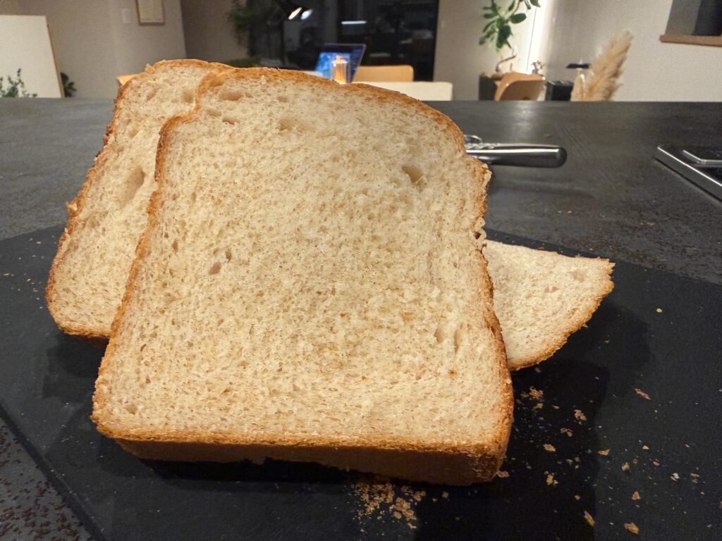 全粒粉パンをスライスした断面。きめが見える