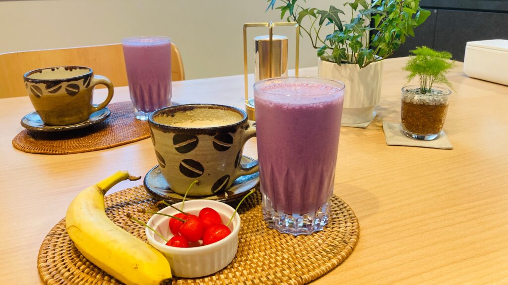 スムージー・カプチーノ・果物を並べた朝の食卓
