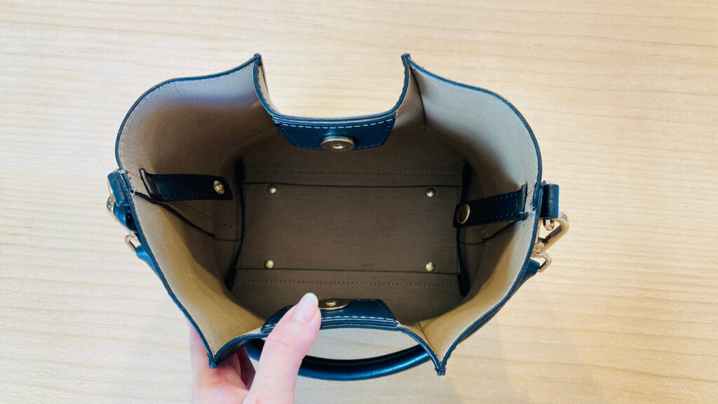 中身を全部出して空になったカバン