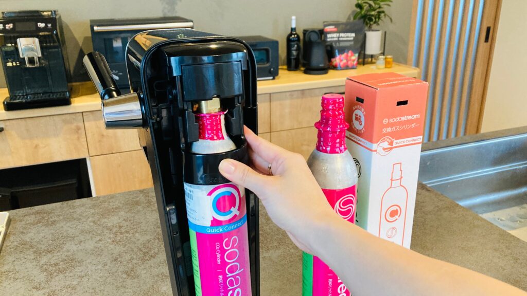 ソーダストリームのガスシリンダーを取り付けるところ レバーを下げてセット完了