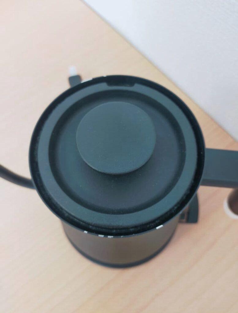バルミューダのケトル1台目、蓋まわりの塗装の剥がれ