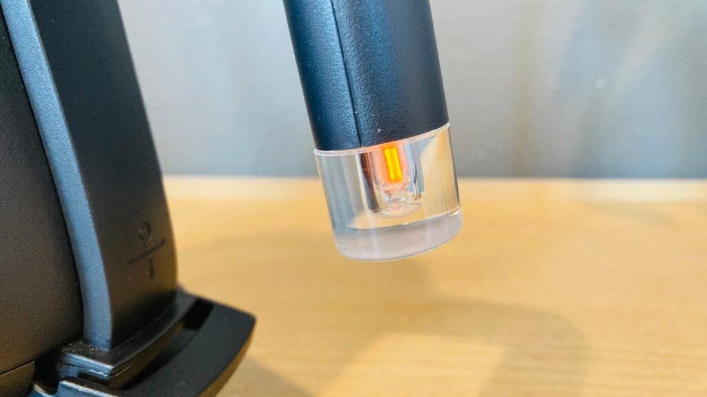 バルミューダのケトルの電源オンは取っ手のネオン管が点灯