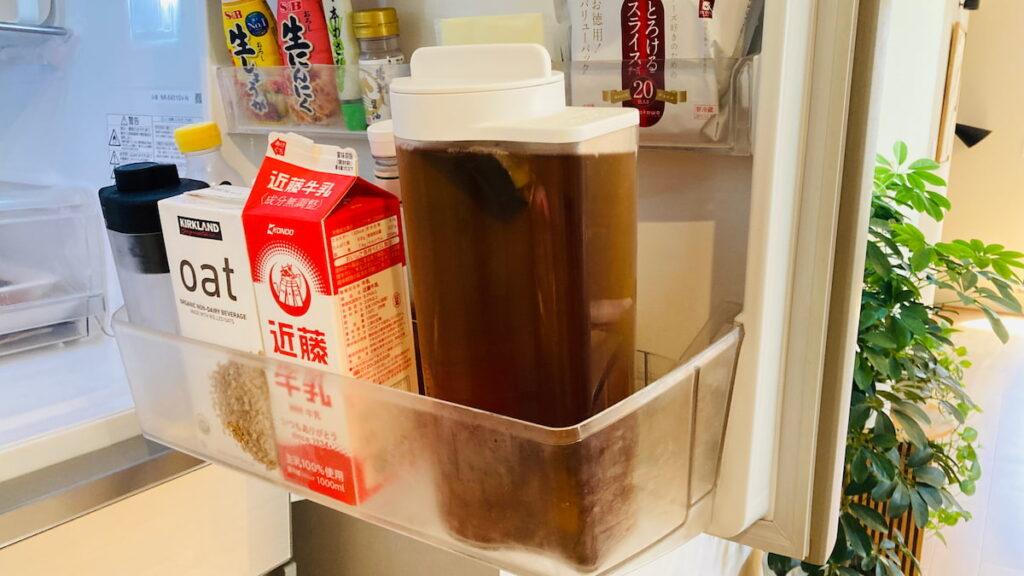 無印良品の冷水筒を冷蔵庫のドアポケットに収納している様子