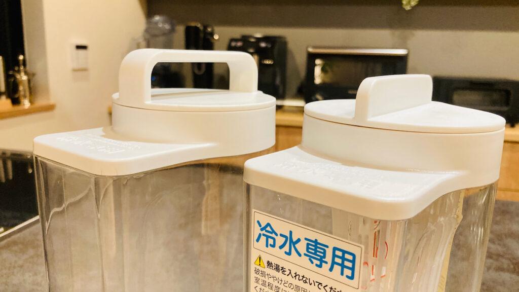 無印良品の冷水筒、新旧の持ち手の違い(旧は取っ手あり、新は取っ手なし)